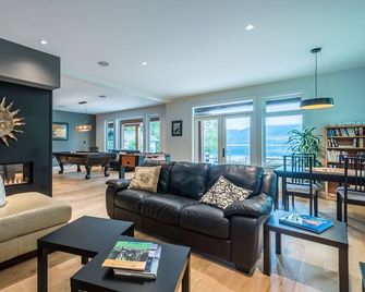 Stirling Arm Lakehouse Luxury Retreat on Vancouver Island. - Port Alberni