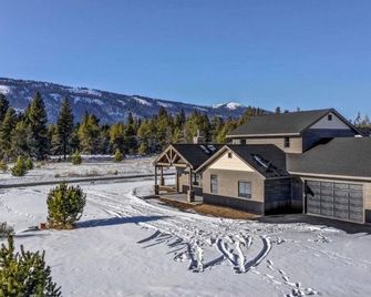 Cascade Pines Lake House - Mountain Views - Sauna - Ev Charger - Donnelly - Budova