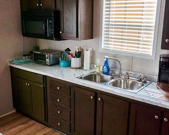 Private, detached 1 bedroom apt. 6 miles from Folly Beach & downtown Charleston - Charleston - Kitchen