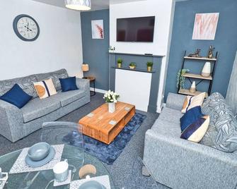 Supersized 5bed House Birmingham Monthly - Birmingham - Living room