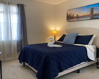The Botanical Retreat, King Comfort & Poolside Peace - Gainesville - Bedroom