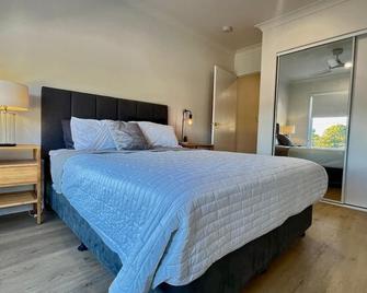 Stylish Beach Retreat Horses & Coastal Charm - Redcliffe - Bedroom