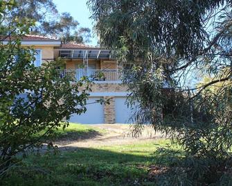 Pet friendly family home with great views. - Castlemaine - Außenansicht