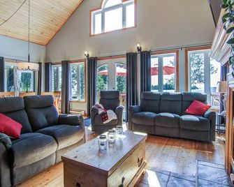 Chalet avec spa au bord du Lac-Saint-Jean #306268 - Альма - Вітальня