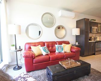 The Perfect City Retreat@in-Unit W/D@super Fast Wifi@roku Tvs@keurig+coffee - Medicine Lake - Living room