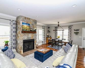 Porch n' Pasture Farm - make memories here, by Buffalo Mountain Getaway - Meadows of Dan - Sala de estar