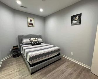 Luxury 1 bedroom loft centrally located to it all! - Dearborn - Bedroom