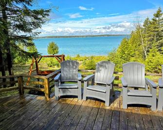 Drummond Island Hotel & Vacation Homes - Pebble Beach - Drummond - Patio