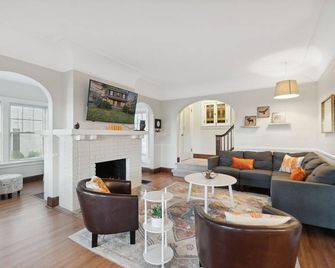 Gourmet Kitchen, King-sized Bed, Charming Ottawa Hills Colonial - Ottawa Hills - Living room