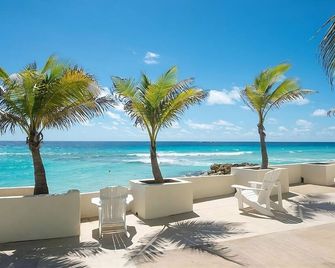 Your Home Away From Home! Enjoy Island Getaway! Beach Access, Pool, Kitchenette! - Oistins - Strand