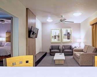 Holiday Inn & Suites Chihuahua Expo By IHG - Chihuahua - Wohnzimmer