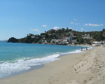 Terraced house with garden and sea view - Stalettì - Пляж
