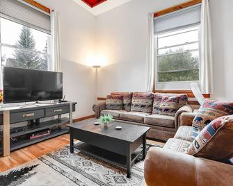 Opera House Loft 04 | 1 Bed, 1 Bath - Bethel - Living room