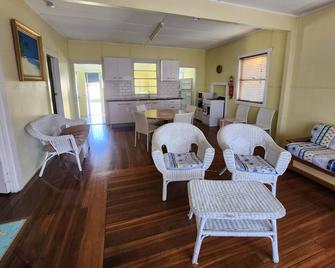 J&B Cottage - Family Getaway - Yarrahapinni - Sala de estar