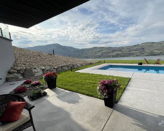 Salt water heated pool, Okanagan lake view 2-3 bd 2-3 bath , 4-6 people. - Vernon - Piscina