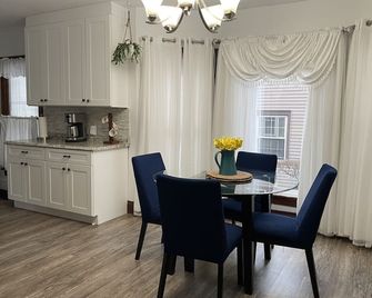Renovated small town charm right next to SUNY Fredonia - Fredonia - Comedor