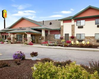 Super 8 by Wyndham Eveleth - Eveleth - Building