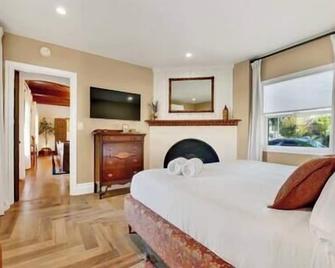 Villa Encanto- Luxe Historic Spanish Beach Villa With 6 King Bedrooms - Long Beach - Habitación