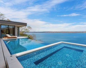 Exceptional coastal retreat nestled in the prestigious Peninsula Papagayo - Playa Hermosa - Piscina