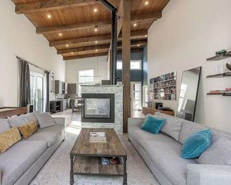 Large Modern Home in Squamish - Squamish - Stue