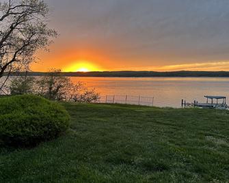 Waterfront:Panoramic Views/Hot Tub/ Pool/Sleeps 16 /Early check in/out off seaso - Elkton - Outdoors view