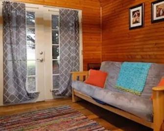 Creek View Cabin at Skipwillow Farm - Floyd - Sala de estar