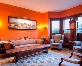 A cozy 2nd Floor King B&B Room in Downtown Shelburne - Delicious Breakfasts! FLE - Shelburne