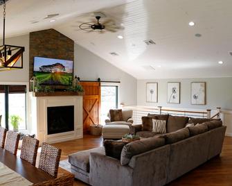 NEW! Elegance on The Farm -Limitless Amenities •Pool •Hot Tub •Fish Pond +more! - Ronks - Living room