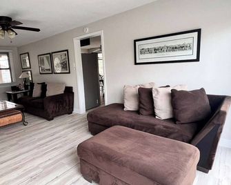 Escape to a private 3BR waterfront retreat on a 7-acre pond near Route 66. Enjoy peaceful views, a fire pit with seating, fishing dock, and spacious living areas. Perfect for relaxing getaways with easy access to St. Louis attractions. - Caseyville - Вітальня