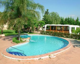 Azienda Agrituristica Vivi Natura - פומפיי - בריכה
