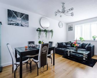 Spacious & Luxurious 3-bed House in Manchester - Manchester - Menjador