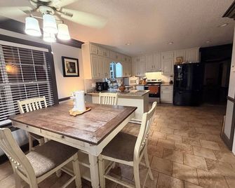 Cozy Lakefront Farmhouse Retreat - Pell City - Jídelna