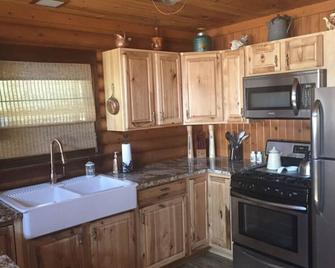 Unique Rustic, upscale, 3 br/2 ba Cabin w/Fireplace, Firepit, Pool Table & Wifi - Galena - Kitchen