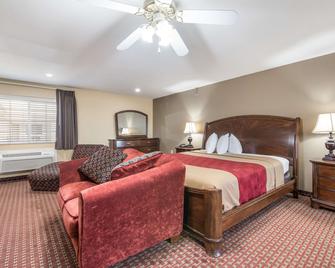 Econo Lodge Inn and Suites Bryant - Bryant - Bedroom