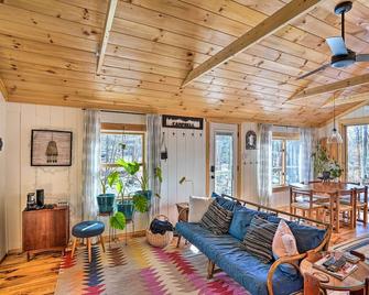 Hike & Swim On-site: Cozy Falls Brook Cabin - Brattleboro - Living room