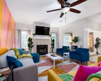 Your Uf Getaway: 1 Block From Campus - 4 Bd Haven - Gainesville - Sala de estar