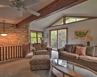 Spacious Lakehouse w/ Deck, Kayaks, & Dock! - Cambridge - Sala de estar