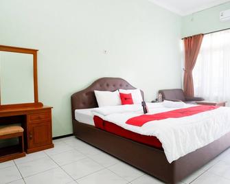 RedDoorz Plus near Stadion Wijaya Kusuma - Cilacap - Ložnice