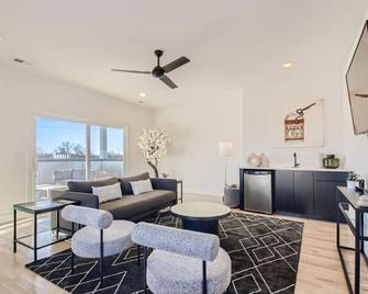 7- 4 King Bedrooms, Rooftop w/ City Views! - Brentwood - Living room