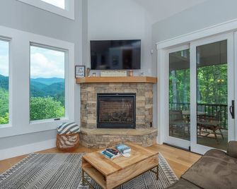Eagle View - Swannanoa - Living room