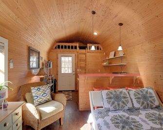 Cozy Calabash Studio about 4 Mi to Sunset Beach! - Calabash - Living room