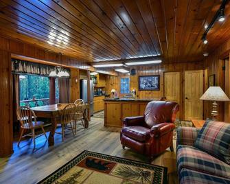 Bear Foot Pines - Wawona - Living room