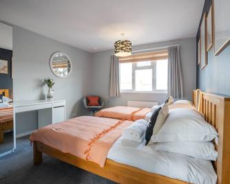 Gatwick Place - 4 bed 2 bath self contained house with private garden - Horley - Bedroom