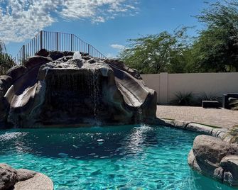TWO Water slides, pb crt, 9 hole mini golf, play set! - Gold Canyon - Piscina