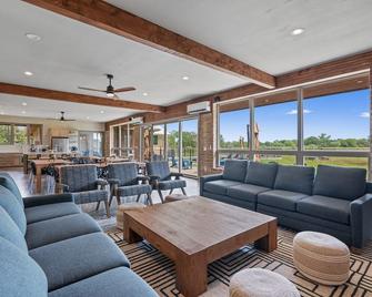 Sleep 40+ Lakeside Retreat on 53 Acre Ranch - La Grange - Obývací pokoj