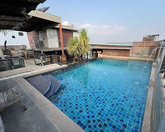 Eurna Resort Hotel - Bangkok - Pileta