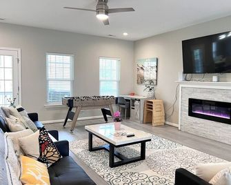 8 miles to Bush Gardens/5 Bedroom Rancher with 2 master's/ playground/backyard - Newport News - Living room