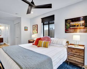 Luxe-modern heated pool home near FTL Beach, Las Olas Blvd & Wilton Manors - Fort Lauderdale - Bedroom