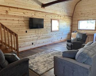 Blue Cabin in the woods close to Whiteman AF Base and Univ. of Central Missouri - Warrensburg - Obývací pokoj