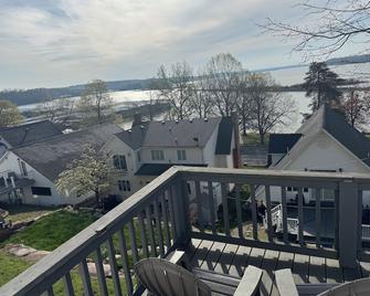 Cozy loft within walking distance of Hu’Bs. Beautiful lake view! - Kuttawa - Balkon